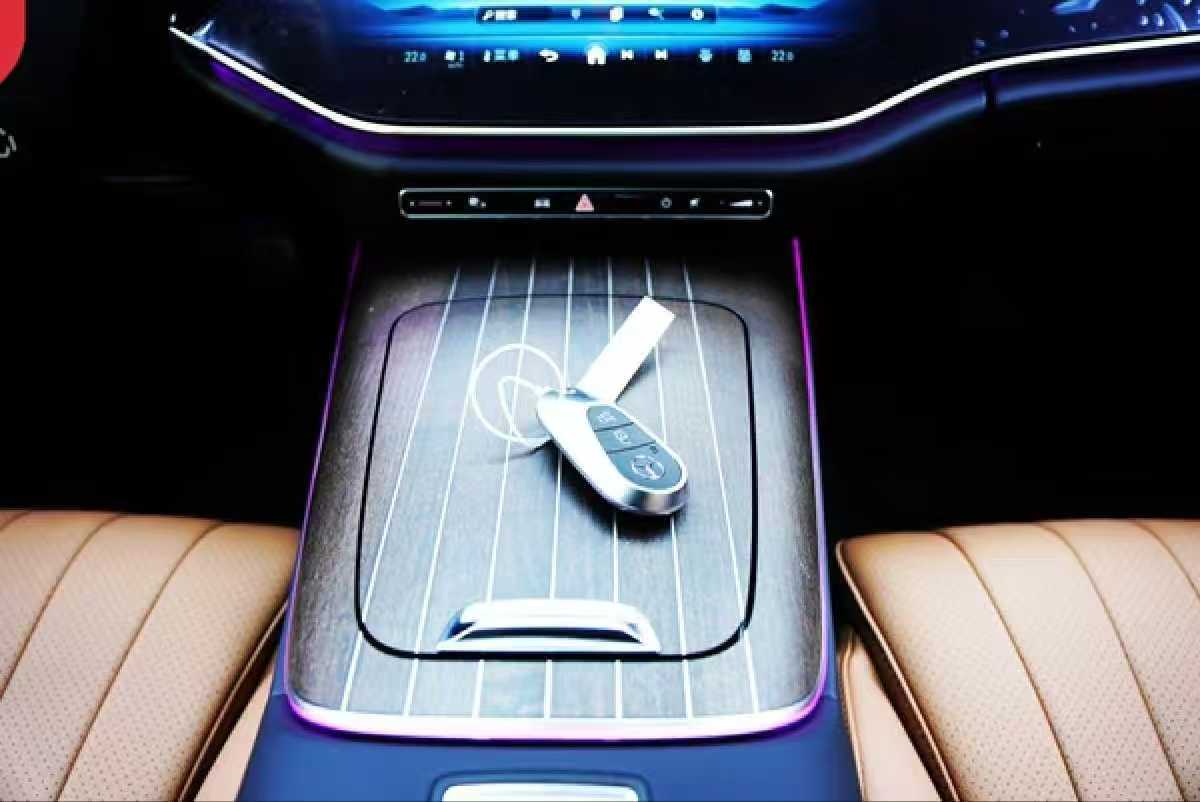 
								Mercedes-Benz E300L 2024 full									