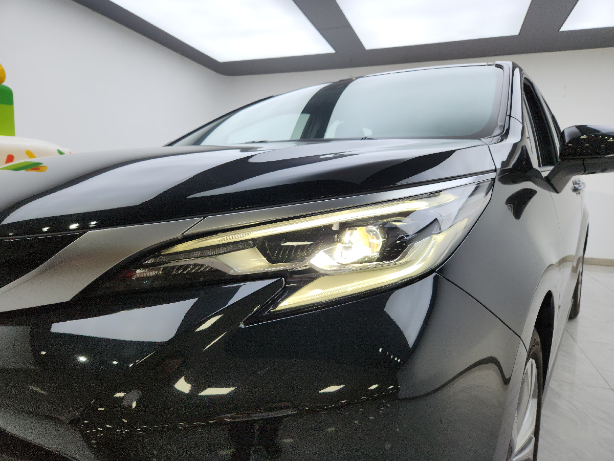 
								Toyota SIENNA 2023 full									